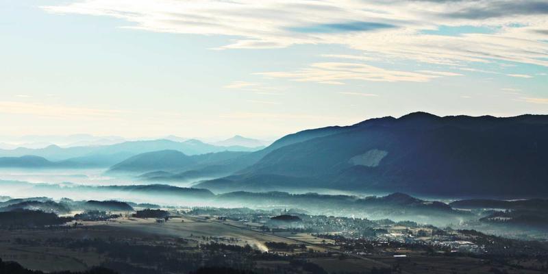 Wi-Fi 7技术深度解析：多链路操作如何重塑高密度场景部署，兼谈FLZSW与复古科技的网络启示